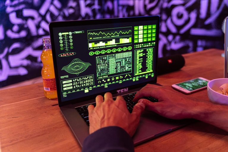 Desafios no combate à violência no ambiente digital